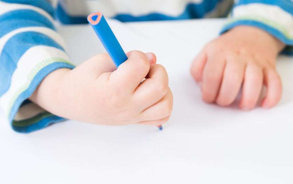 برای تأیید ابتلای کودک به ADHD آزمایش و بررسی صورت می پذیرد.