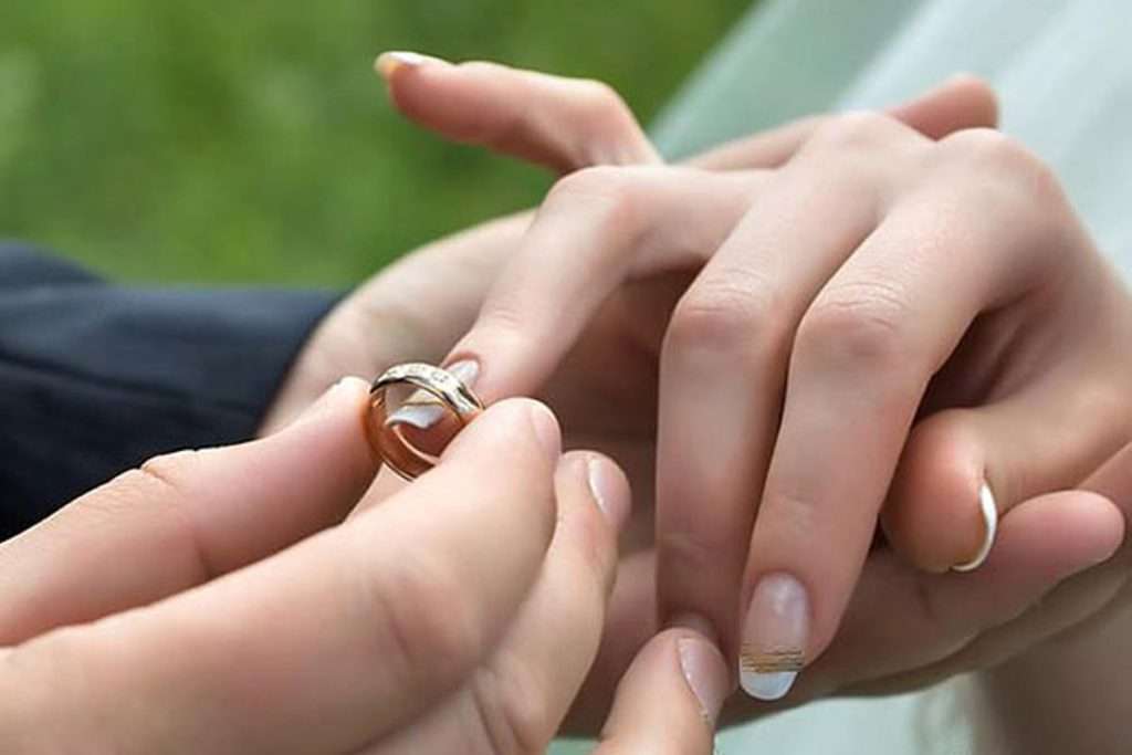 فشار اجتماعی یکی از مهم ترین عوامل برای به وجودآمدن ترس از ازدواج محسوب می شود.