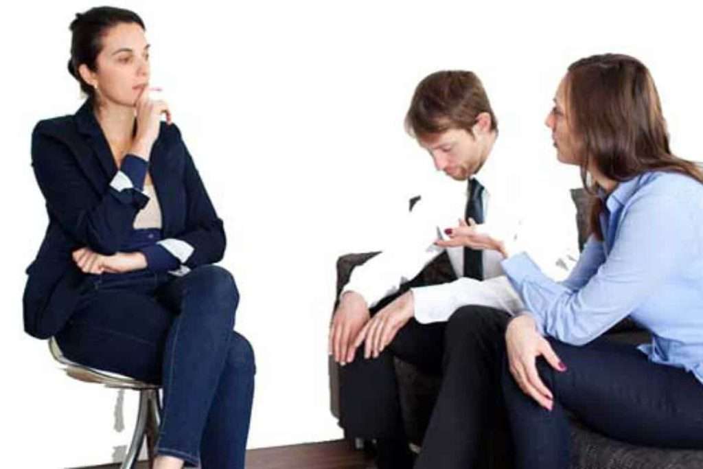 مشاوره درحال حل اختلاف بین زوجین است