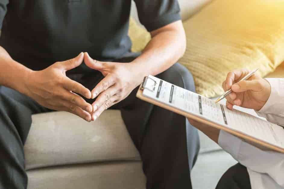 پزشک درحال یادداشت برداری و گرفتن تست است