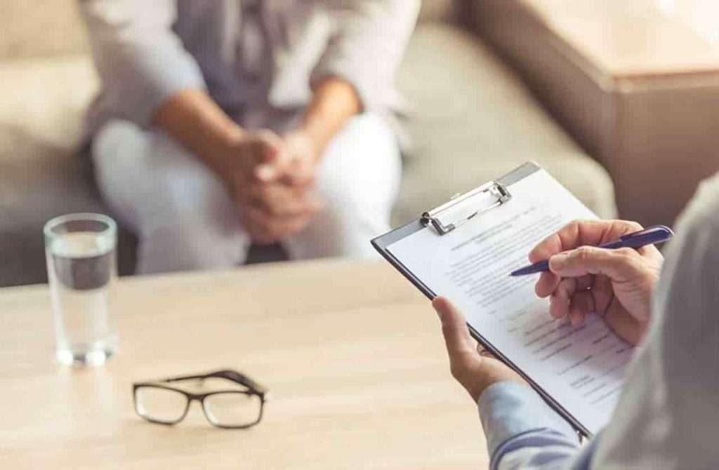 روانپزشک درحال نوشتن اختلالات روانی بیمار است