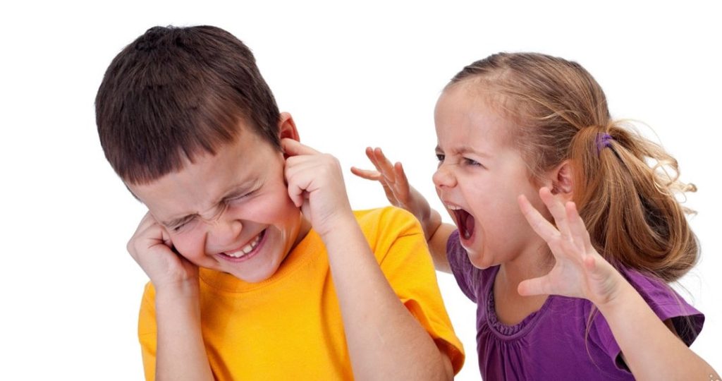 دختر بچه ای که سر پسری فریاد می زند