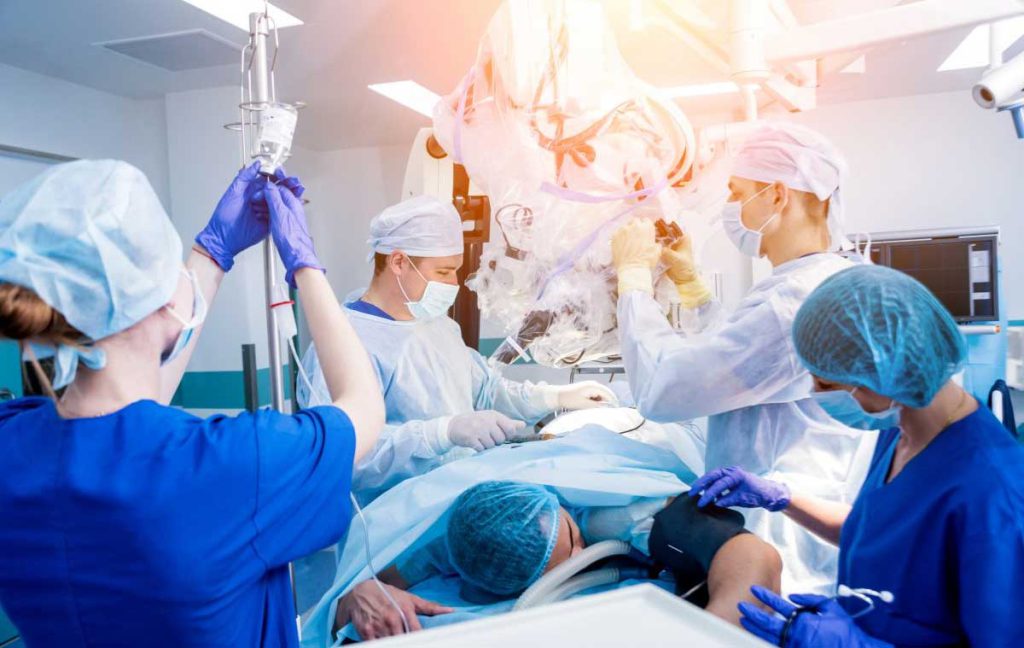 پزشکان در حال عمل دیسک کمر بیمار هستند